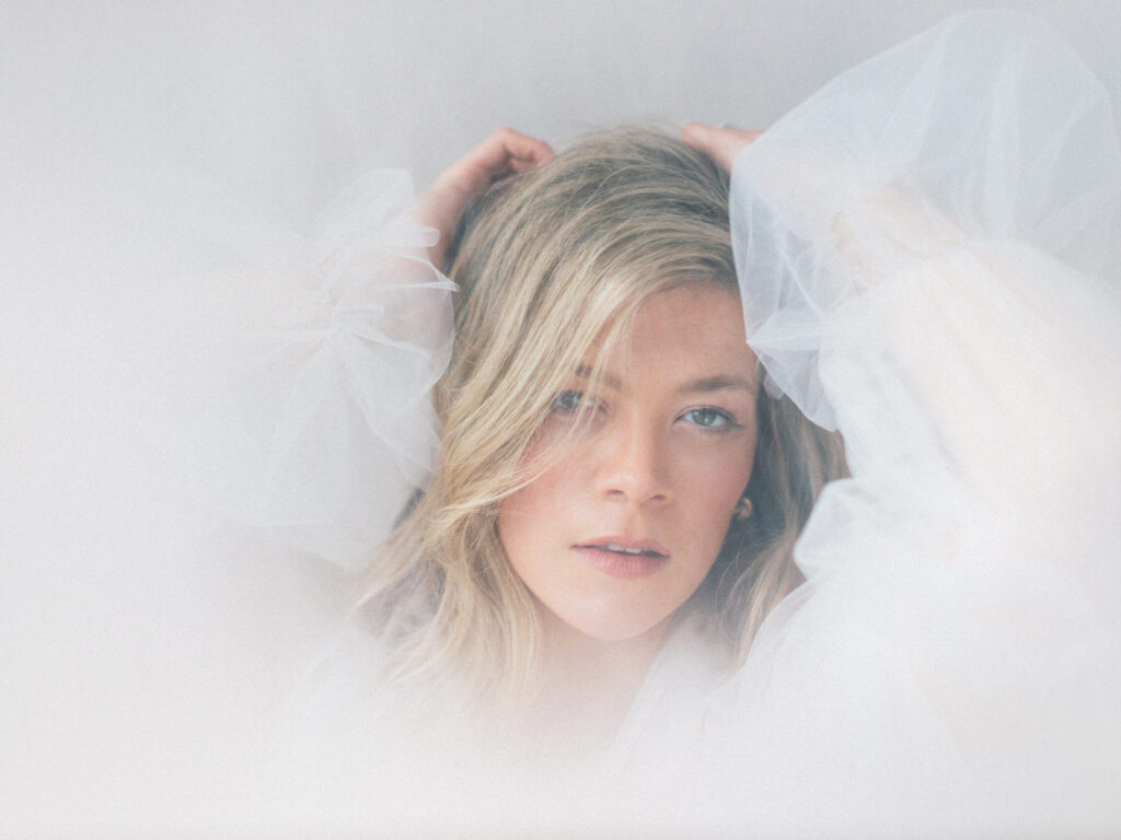 LIZ LONGLEY TOUR PRESS PHOTO FNL1